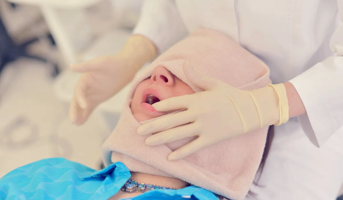 日本唯一の「口の中・歯ぐきマッサージ専門歯科医師」の施術